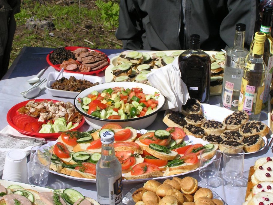 Стол на природе с шашлыками
