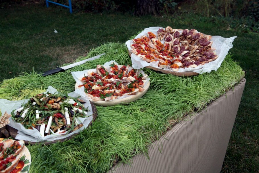 Стол на природе с шашлыками