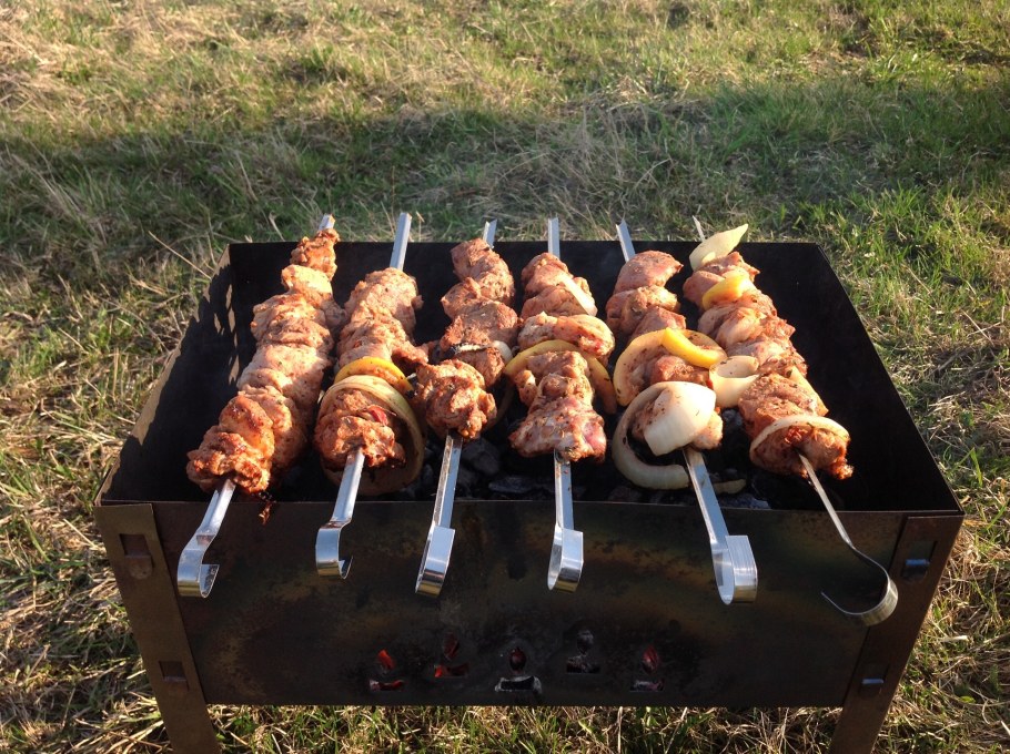 Стол на природе