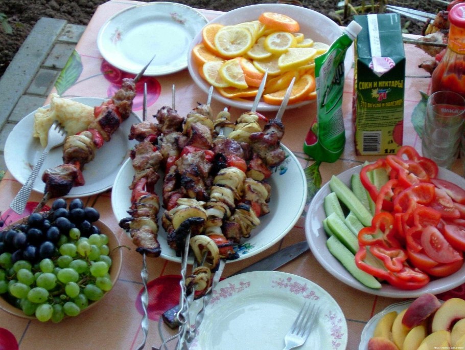 Стол на природе с шашлыками