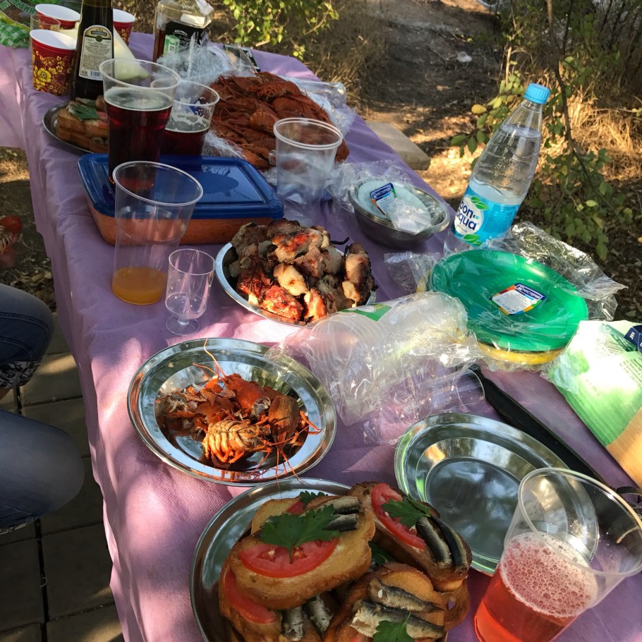 Стол на природе с шашлыками