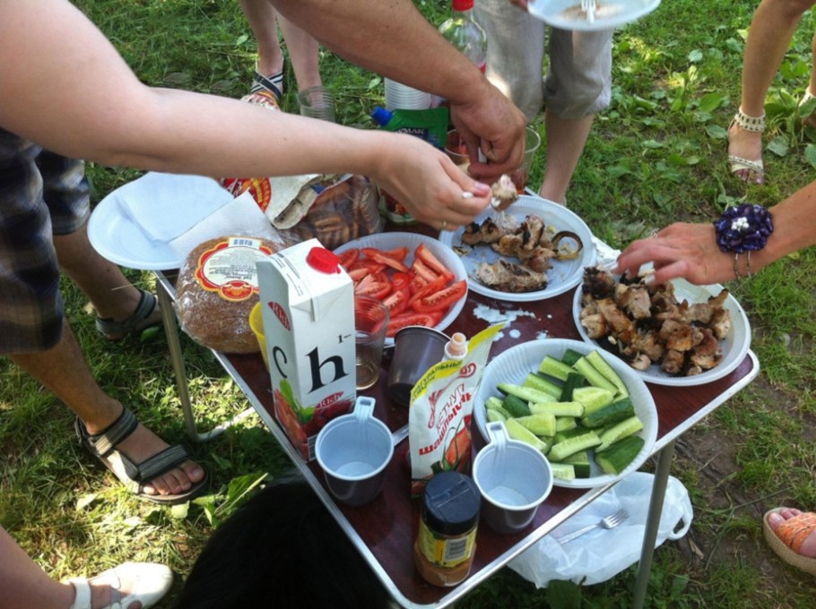 Накрытый стол на даче