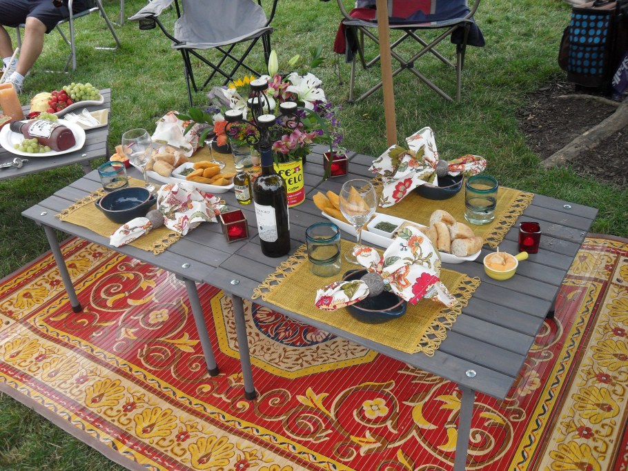 Стол на природе с шашлыками