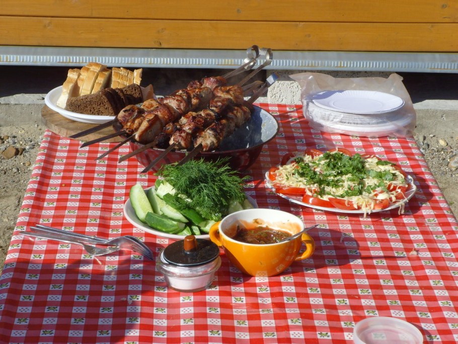 Застолье с шашлыком на природе