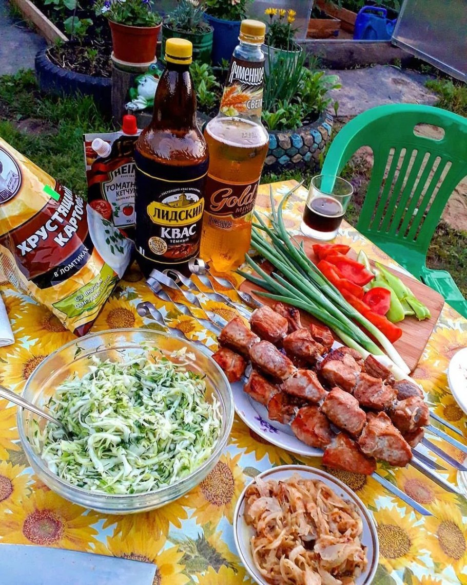 Шашлык на столе