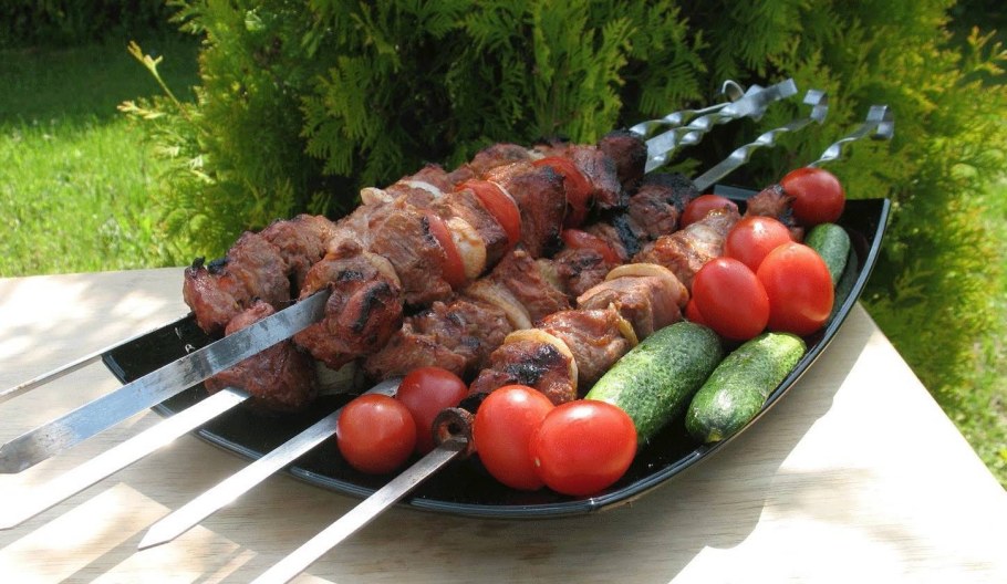 Шашлык на столе