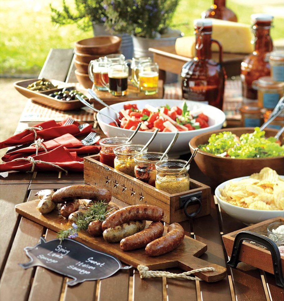 Накрытый стол с шашлыком
