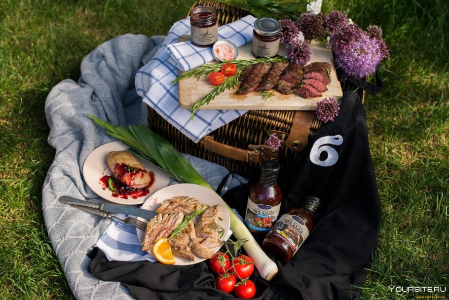 Стол на природе с шашлыками