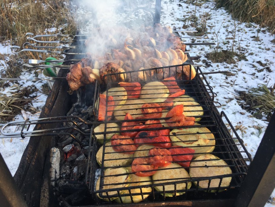 Сервировка стола на пикнике