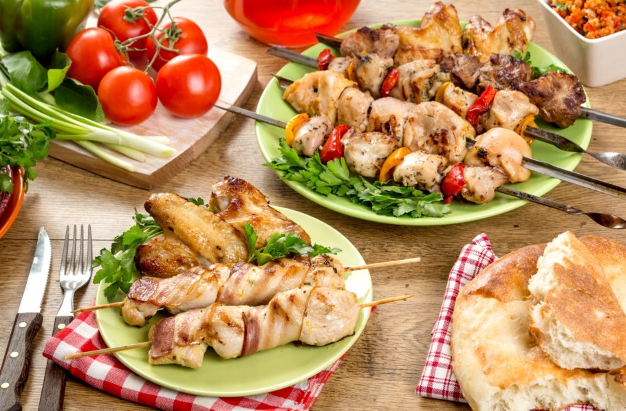 Шашлык на мангале на природе