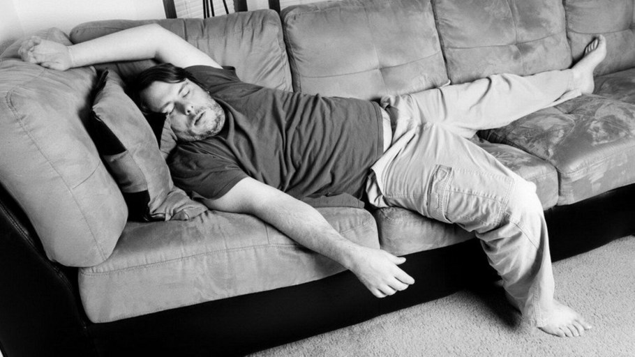 Ленивый человек на диване