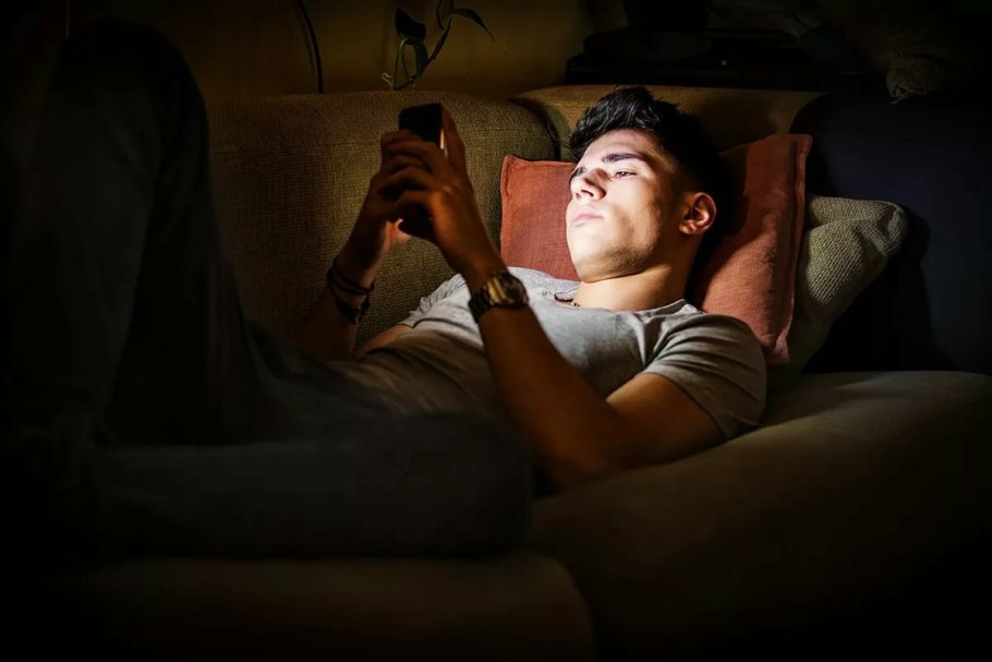 Парень сидит в телефоне