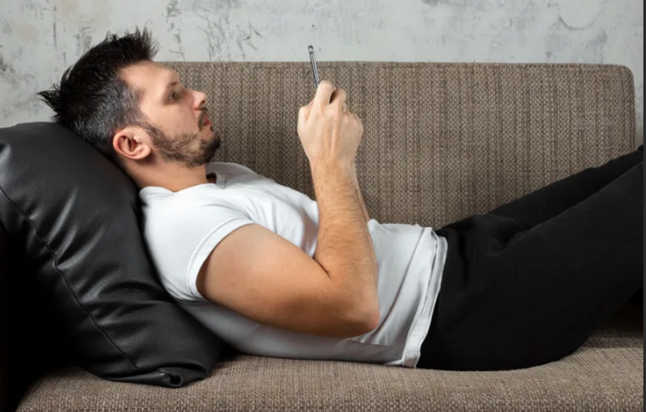 Мужчина лежит на диване