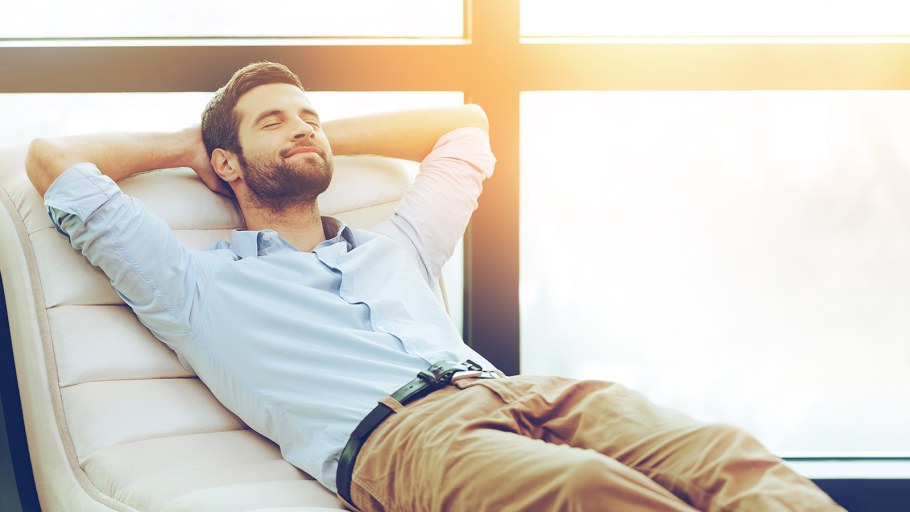 Мужчина лежит