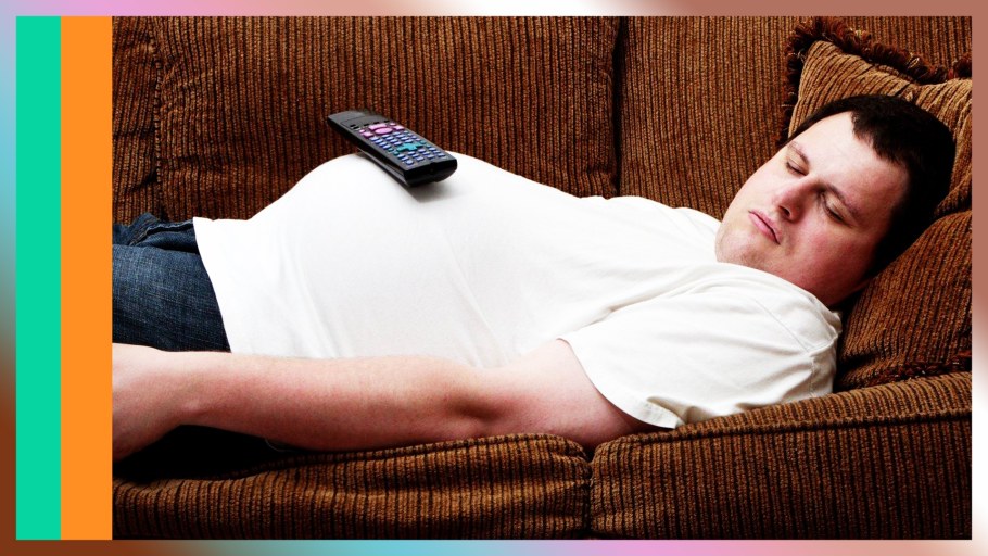 Настоящий мужчина валяется на диване