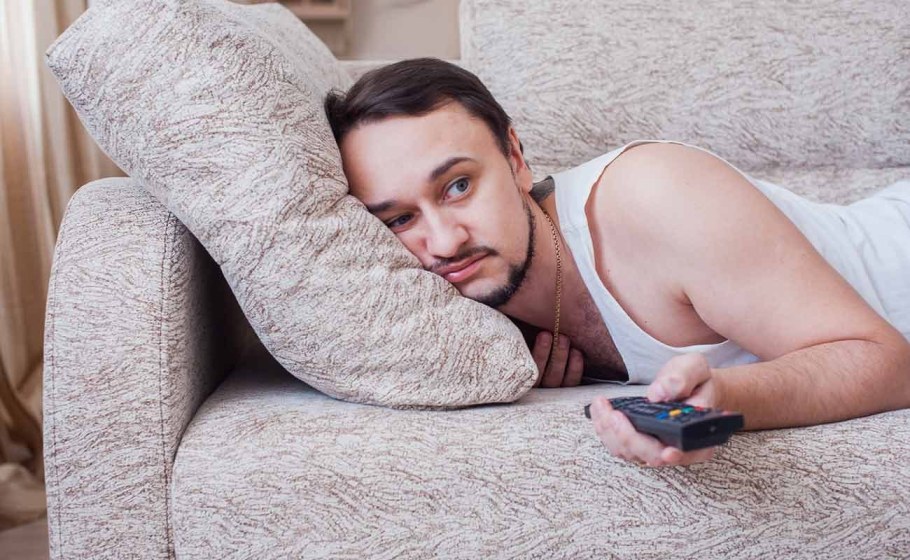 Мужчина на диване