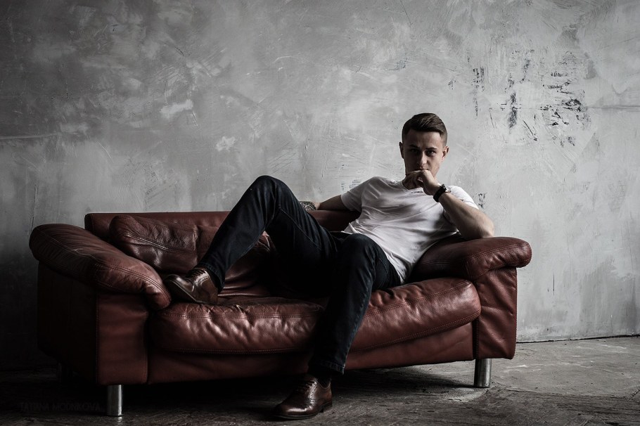 Мужчина на диване