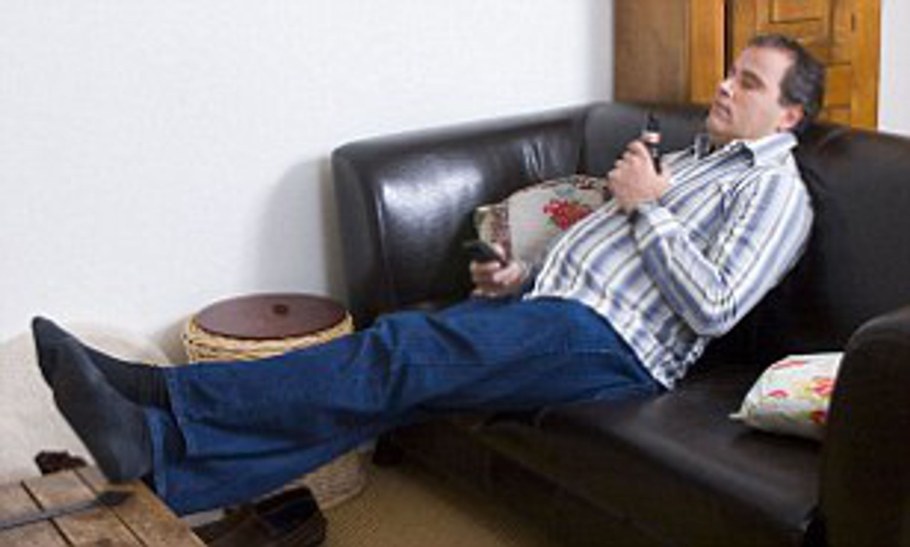Отец лежит на диване