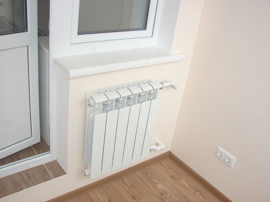 Радиатор на балконе