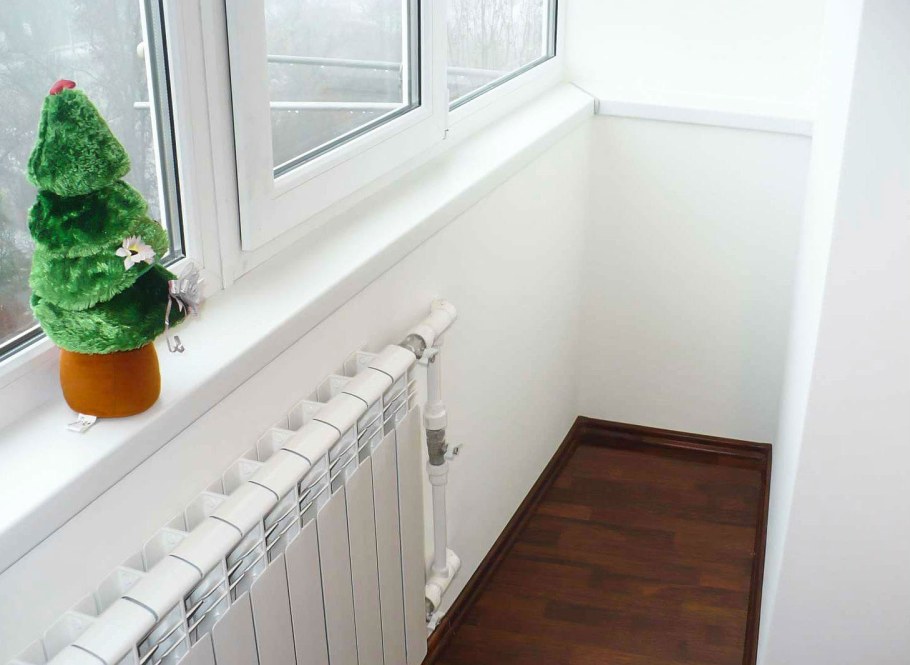 Узкий подоконник на балконе