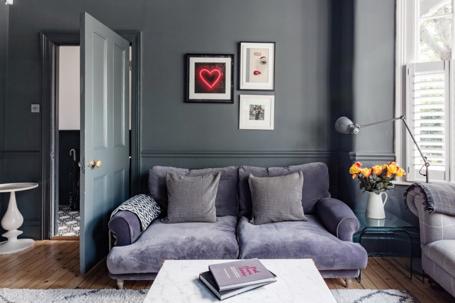 Интерьер в сером цвете с яркими акцентами