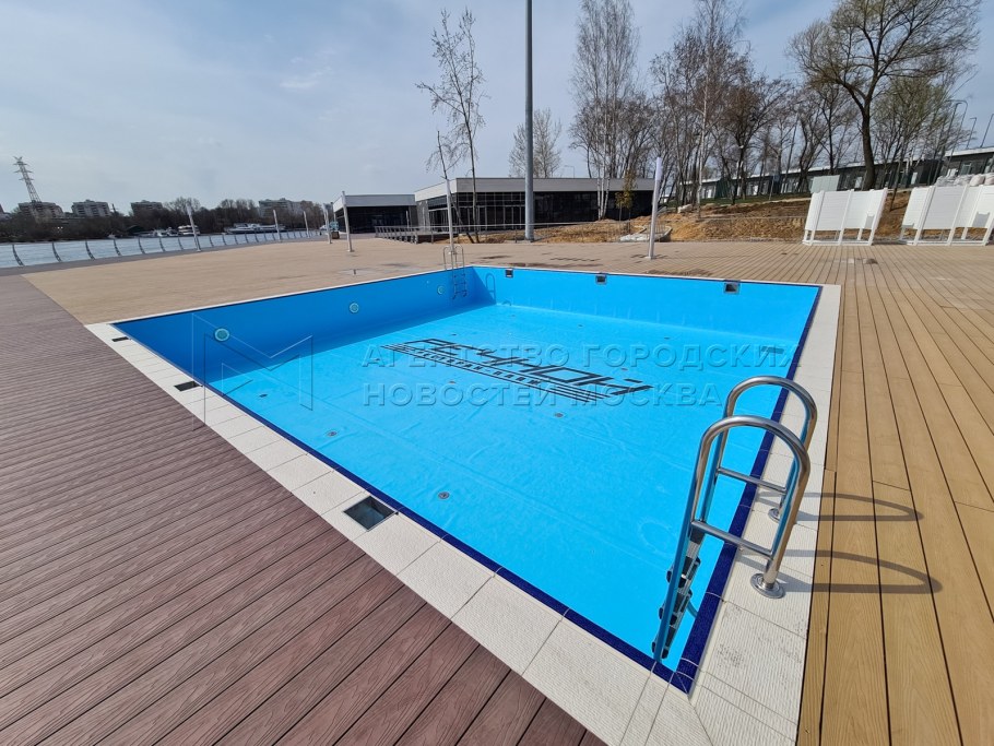 Бассейн в парке речного вокзала