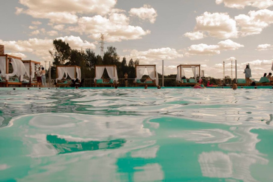 Речной вокзал бассейн с шезлонгами