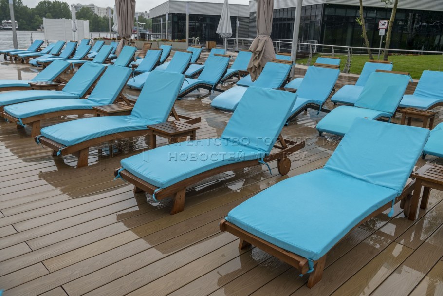 Речной вокзал бассейн с шезлонгами