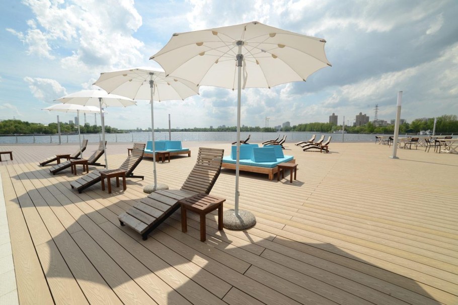 Речной вокзал бассейн с шезлонгами