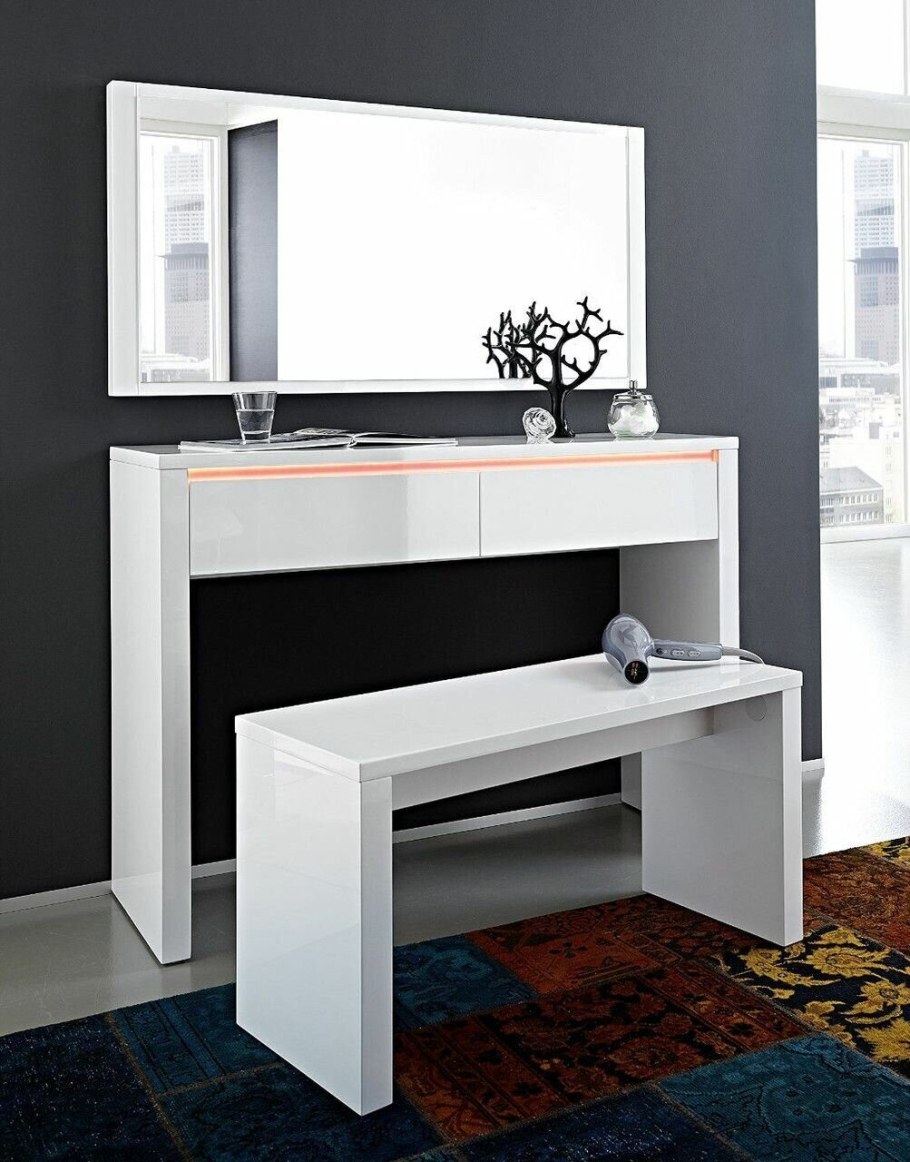 Туалетный столик с откидным зеркалом