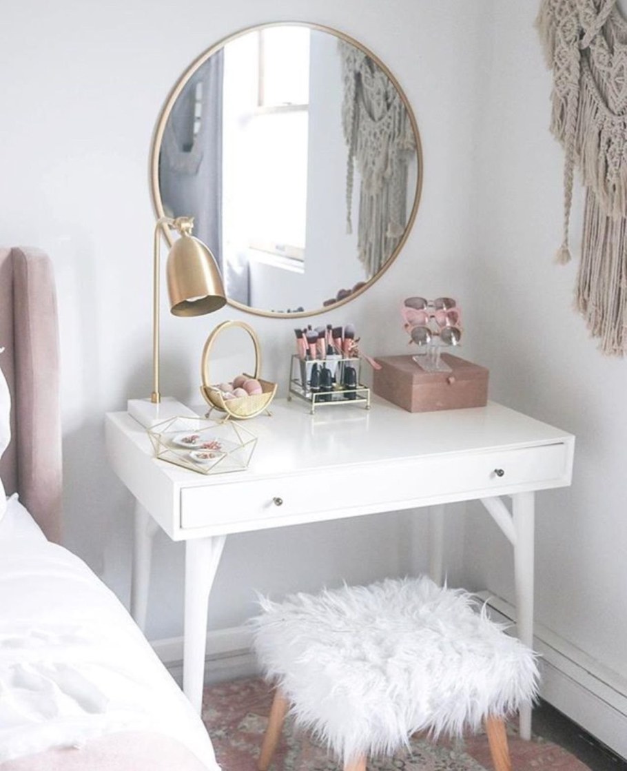 Зеркало над туалетным столиком