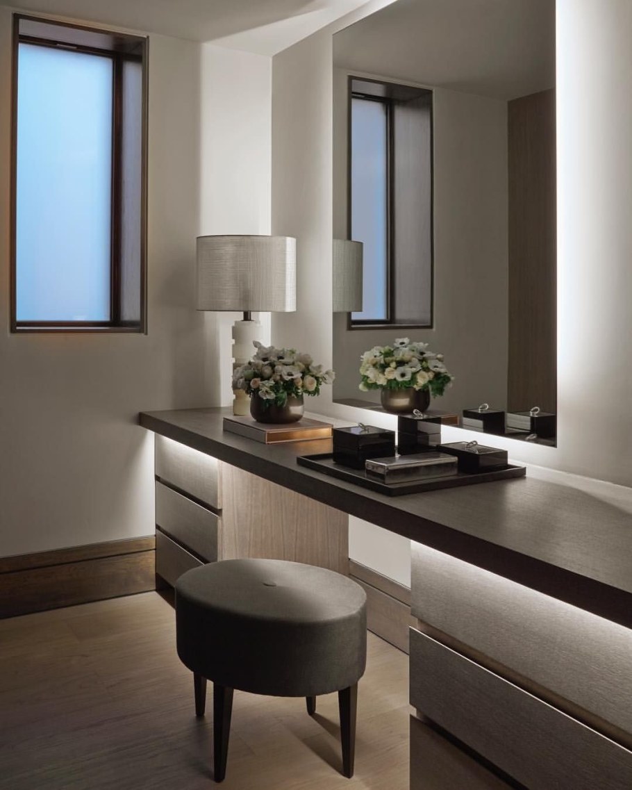 Маленький туалетный столик