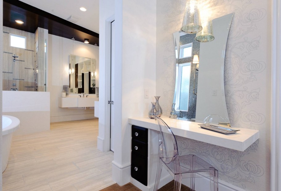 Зеркало с подсветкой над туалетным столиком