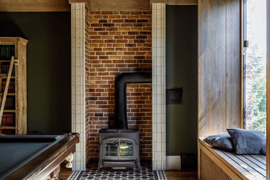 Кухня с печкой в частном доме