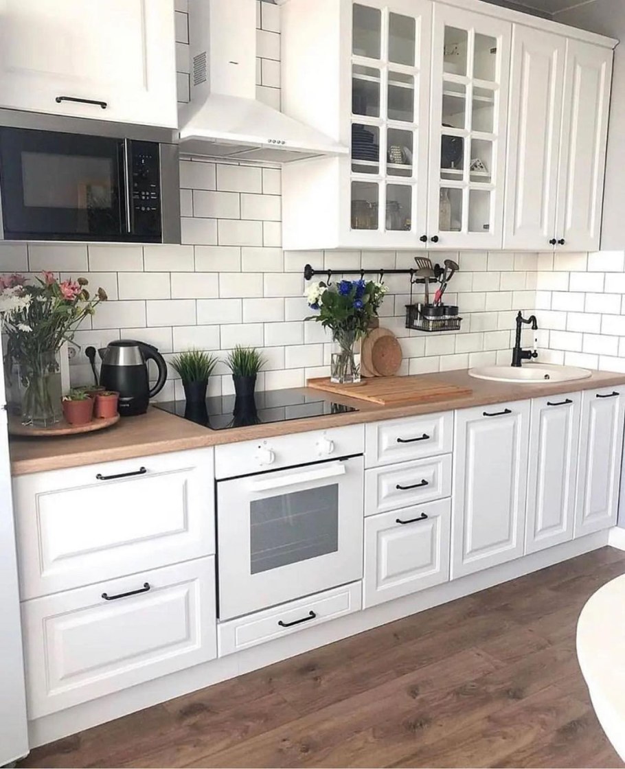 Сканди кухня белая с деревянной столешницей