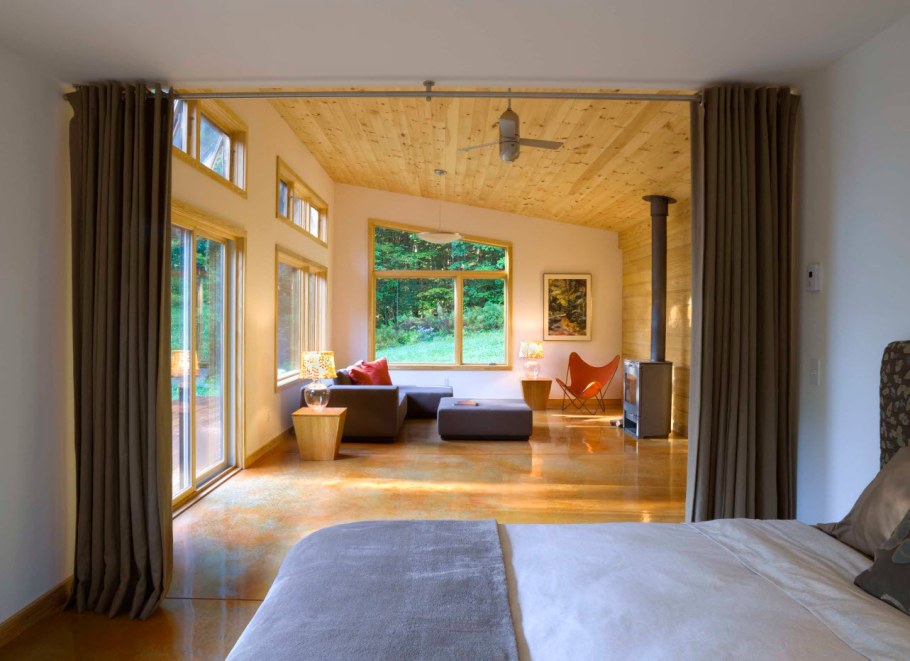 Штора посреди комнаты