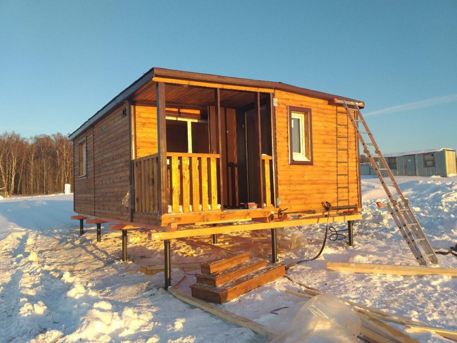 Домик из бытовки