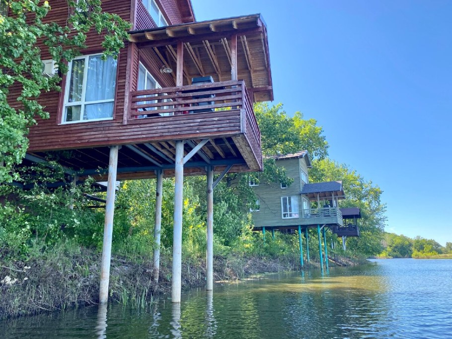 Домик на сваях