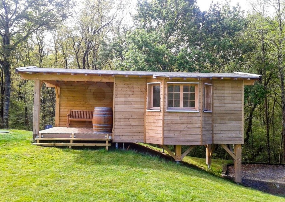 Дачный домик на сваях