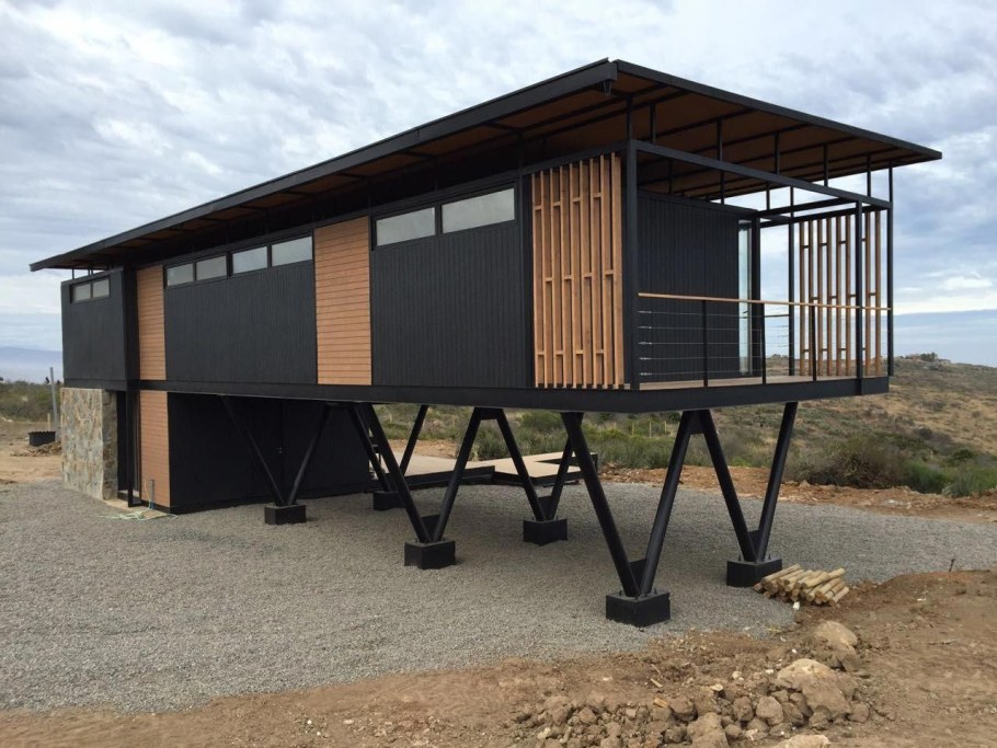 Домик на высоких сваях