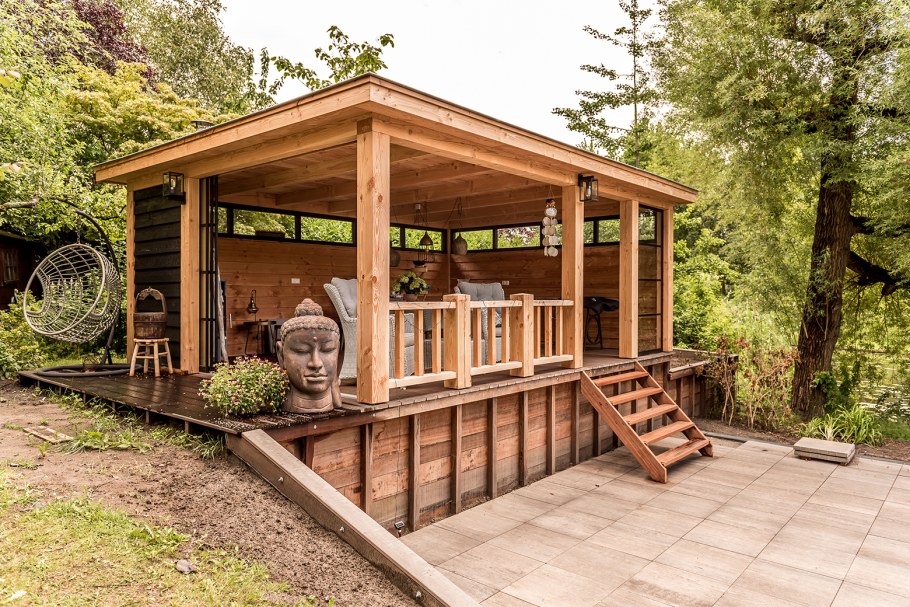 Беседка на склоне