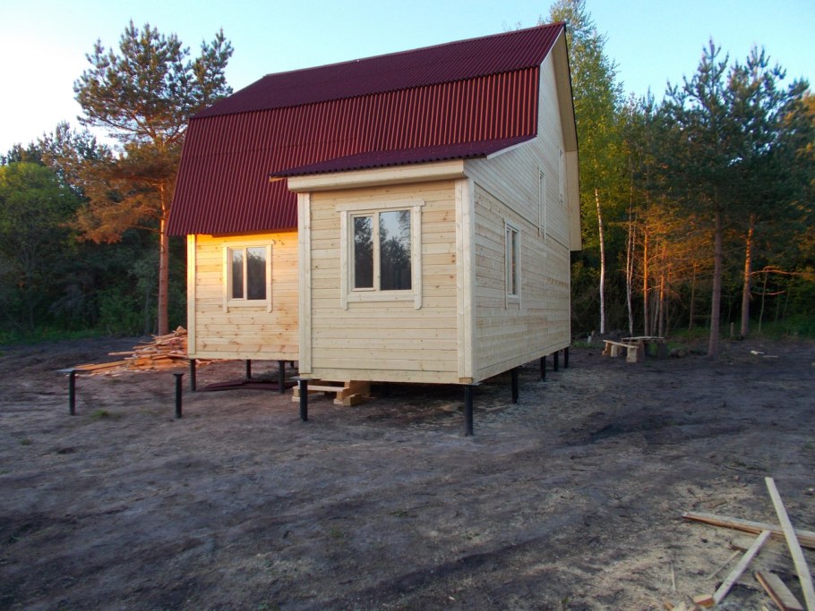 Садовый домик на сваях