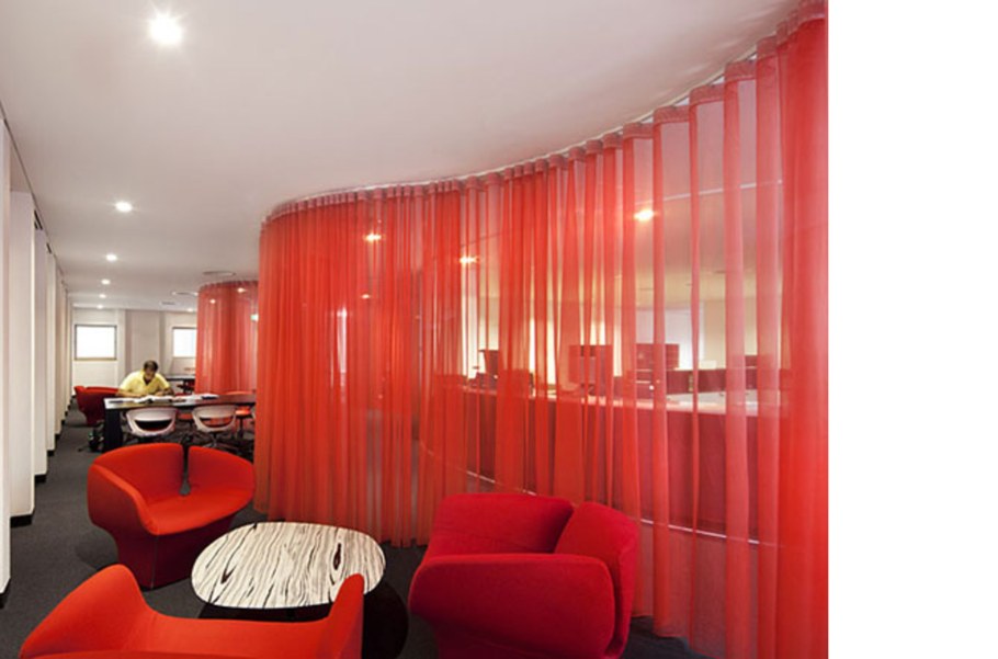 Зонирование комнаты гибким карнизом