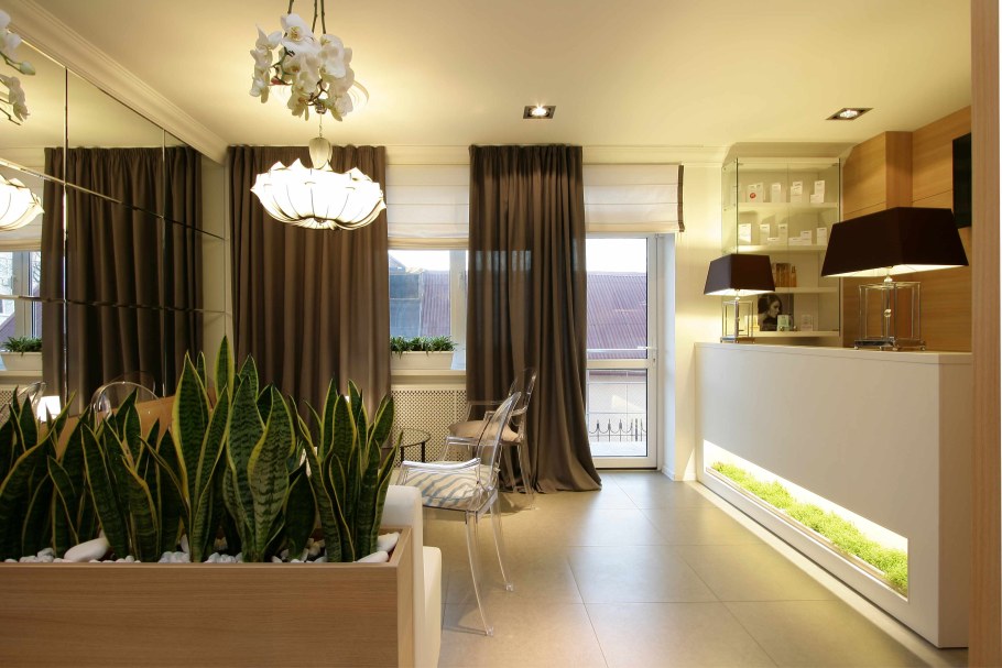Коричневые шторы в интерьере кухни