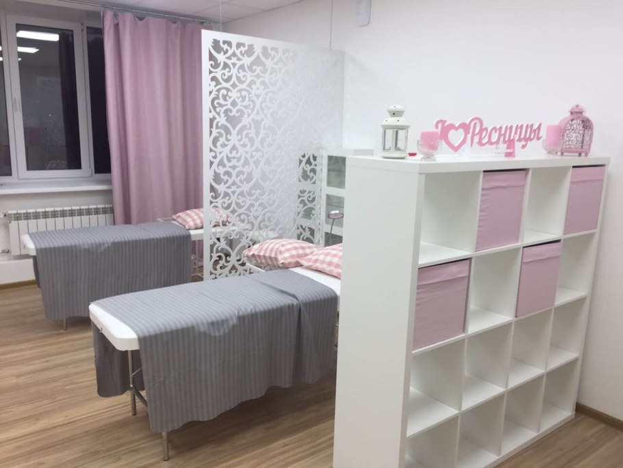 Зонирование парикмахерской перегородками