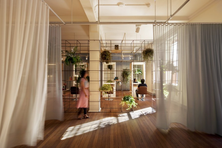 Зонирование салона красоты шторами