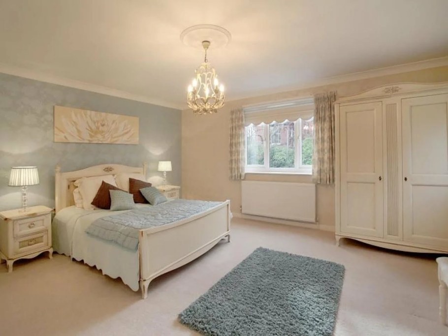 Обои для спальни с темной мебелью