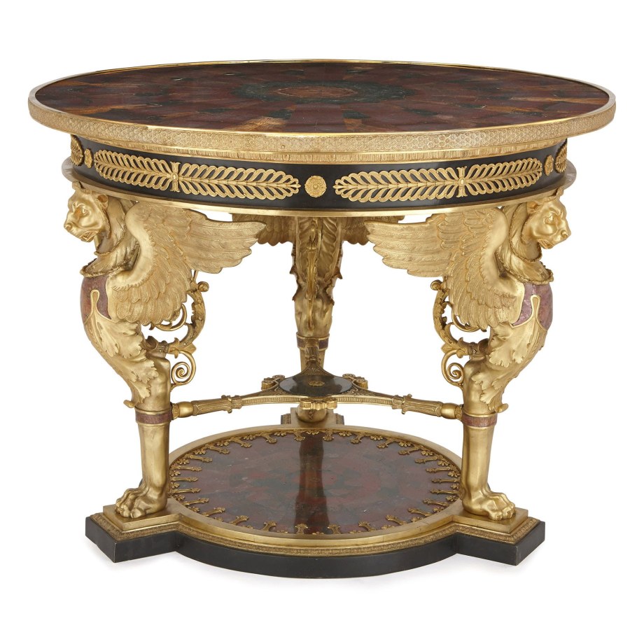 Геридон на столе конфектуры