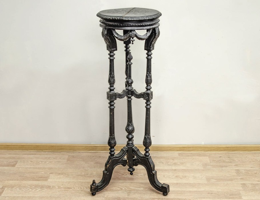 Старинный столик