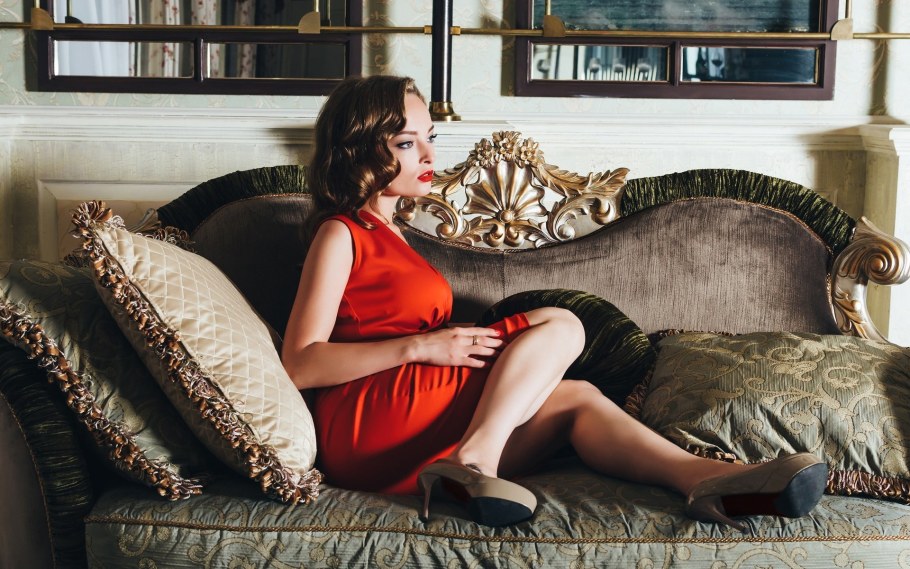 Девушка сидит на диване